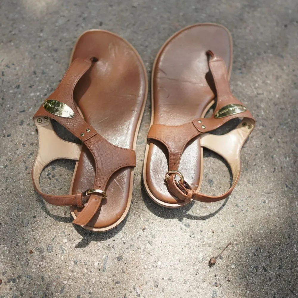 Michael Kors MK Plate Thong Flat Sandals Luggage Tan Leather Women's 9M